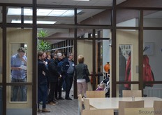 Een andere groep bekijkt de 'Wall of Fame'.