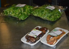 Op de voorgrond dadels en kurkuma.