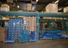 Volop voorraad, hier wat rolcontainers met biologische paddenstoelen.