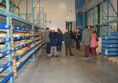 In de hal van het koelmagazijn worden de kaasorders klaargemaakt.