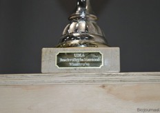 De beker heeft een mooi plekje gekregen in het koelmagazijn.