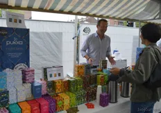 Arie van Houwelingen presenteerde namens Frenchtop de biologische theeën van Pukka. Bezoekers kregen de kans om van verschillende theesmaken te proeven.