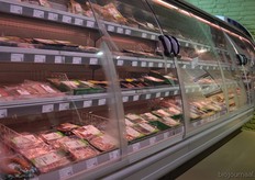 In de nieuwe vestiging van de Estafette is er ook ruimte voor biologisch vlees en vleeswaren.