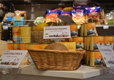 op verschillende plekken in de winkel worden producten letterlijk in de spotlights gezet, hier de kokoscrème en kokosmelk van Amaizin.