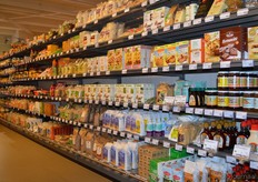 "De nieuwe winkel is even wennen, ook voor de vaste klanten. "Het is even zoeken, maar het is zo mooi geworden," aldus een klant."