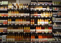 Een breed assortiment vruchtensappen, in alle kleuren en maten.