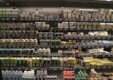 De koeling is goed gevuld met zuivel.