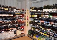 Ook op drankgebied wordt de keuze steeds groter. Een hoek van de winkel is gevuld met biologische wijnen, bieren en ciders.