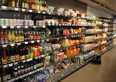 Brede gangpaden met goedgevulde schappen.