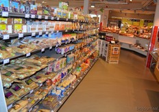 De broodafdeling, met afbakbrood, ontbijtkoek en beschuit.