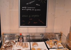 Altijd lekker, versgebakken koeken en broodjes.