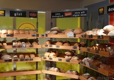 Versgebakken, die gaan als warme broodjes over de toonbank.