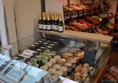 Deze koeling staat bij de entree van de winkel.