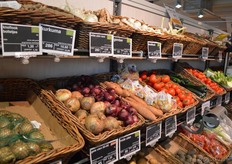 Bedrijfsleider Hedwig Mulders geniet van het spelen met de kleurstellingen op de AGF-afdeling.