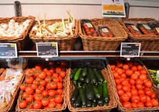 Verschillende tomaten, courgettes en knoflook.