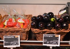 Glanzende aubergines en puntpaprika's.
