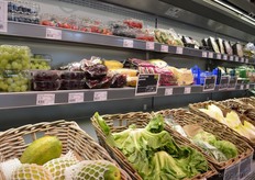 Een goed gevulde koeling met zachtfruit, bladgroenten, voorgekookte mais en bieten.