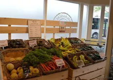 Bij de entree van de winkel tref je de AGF-afdeling, die geopend wordt met courgettes, bananen, bospeen, avocado en meloen.