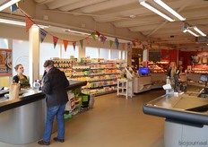 Net als bij elke andere winkel loop je via de kassa's de winkel uit.