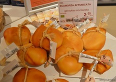 Heerlijk geurige gerookte mozzarella.