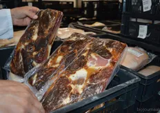 "Henk toont het eindresultaat: rauwe ham. "In andere landen zijn ze gespecialiseerd in rauwe ham. Wij hebben onze eigen rauwe ham, die zeker zo smakelijk is, afkomstig van Nederlandse biologisch varkens."