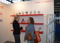 Irma Steenbakkers vertelt een bezoeker wat meer over de producten van De Halm.