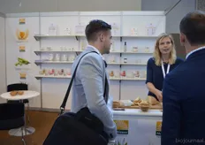 Mathilde Eldink van Mattisson Healthcare in gesprek met Fabio Reale (links) en Jan van Vuuren van Doens Food Ingredients.