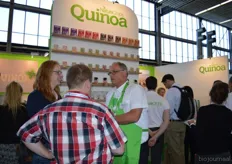 Henk Koster (midden) vertelt twee bezoekers alles over de biologische quinoa-producten van NatureCrops.