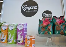 Het kleurrijke bio-assortiment van Veganz bestaat onder meer uit haver- en rijstdrinks en diverse chocoladeproducten.