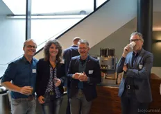 Michaël Wilde (Eosta), Wilma van den Oever (GroentenFruit Huis), Kees van Zelderen (Biohuis) en Albert Hoekerswever (5D Connections) genieten van een kopje koffie.