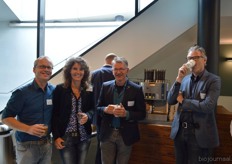 Michaël Wilde (Eosta), Wilma van den Oever (GroentenFruit Huis), Kees van Zelderen (Biohuis) en Albert Hoekerswever (5D Connections) genieten van een kopje koffie.