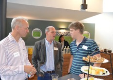 Eerik Schipper (Control Union Certifications B.V.) in gesprek met Arthur Hartman (Yarrah Organic Petfood) en Steven IJzerman (Udea).