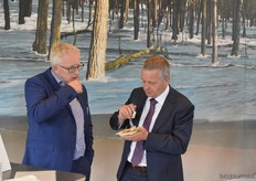 Allard Bakker (De Groene Weg) in gesprek met Rini Emonds van IRI. Rini presenteerde de laatste cijfers over de ontwikkelingen van biologische producten bij de retail.