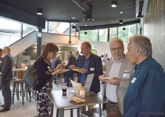 Femke Buitenga (Kaasmakerij Henri Willig BV) in gesprek met Marcel Jonkers van Happy Goat BV. Op de voorgrond Henk Gerbers (Bio+) in gesprek met Leen Janmaat (Louis Bolk Instituut).