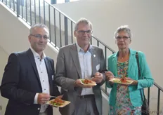 De nieuwe voorzitter Jan Groen samen met afzwaaiend voorzitter Jan Zomerdijk en mevrouw Zomerdijk.