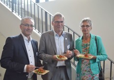 De nieuwe voorzitter Jan Groen samen met afzwaaiend voorzitter Jan Zomerdijk en mevrouw Zomerdijk.