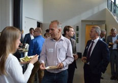 Heleen Klinkert (Bionext) in gesprek met Eerik Schipper (Control Union Certifications B.V.), daarachter praat Marnix Wilms (Agrico) met Rini Emonds (IRI).