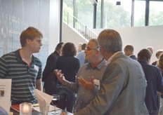 Steven IJzerman van Udea luistert naar Jurrien Roossien (DO-IT).