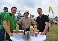 Marijn van Dongen (Agrifirm) met Edwin Nuijten (onderzoeker Veredeling bij Louis Bolk Instituut) en rechts Gerrie van der Westen van Zonnemaire/Bakkerij van der Westen. Gerrie liet zich verder voorlichten over het project Rassenscreening Zomertarwerassen. Voor dit project werken onder andere het Louis Bolk Instituut en Agrifrim Plant samen met de biologische bakkerij.