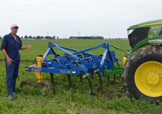 De Machinedemonstraties konden dit jaar wel doorgaan. Hier legt Jos Pelgröm van Man@Machine uit hoe deze front cultivator de bodem volledig doorsnijdt, waarmee onkruid wordt bestreden.
