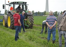 Jos toont het resultaat na de demonstratie. Dit werktuig sluit goed aan op Niet kerende Grondbewerking.