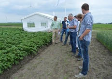 PPO-agv onderzoeker Kees Bus vertelt naast het aardappelveld meer over de 10 rassen met Phytophthora-resistentie, naast Agria en Ditta.