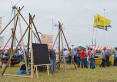 Midden op het Veldplein kon men de hele middag terecht voor een hapje en een drankje.