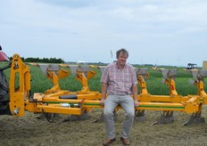 "Leonard Mol van Machinefabriek Steketee bovenop de Rumpstad Ecoploeg die ze op de Velddag presenteerden. "Dit werktuig is ideaal om ondiep mee te ploegen. De tractor kan hiermee op het ongeploegde gedeelte rijden." Er wordt ondiep geploegd om de bodem te sparen. Met een ondiepe ploeg blijft de opgebouwde humus bovenin het profiel."