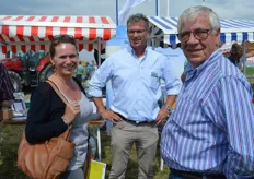 Johan Middelkoop van Plant Health Cure (midden) met Christine Loogman en Joop Bonnet van AC Loogman (biologische aardappelen).