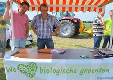 OTC-Holland, vermarkter van biologische groenten en fruit, stond voor het eerst op het Veldplein. Links Rudie Ensing en rechts Rein Burger.