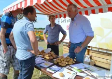 Informatie inwinnen over de biologische aardappelen van Agrico kon bij Jaap Hartkamp (rechts).