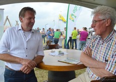 Jaco Burgers van ERF BV in gesprek met Bart Fokkens (voorzitter van het Centrum Biologische Landbouw).
