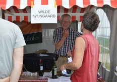 Johan Rippen vertelde de bezoekers alles over zijn plannen met de Wilde Wijngaard (een proefveld voor biologische druiventeelt dat op 11 juni opgeleverd is). Er zijn in totaal 3000 plantjes de grond in gegaan. Johan wil daar onbespoten druiven kweken, die bestand zijn tegen schimmels en andere ziekten.