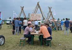Aan de tafels op het Veldplein was voldoende ruimte om in gesprek te gaan.